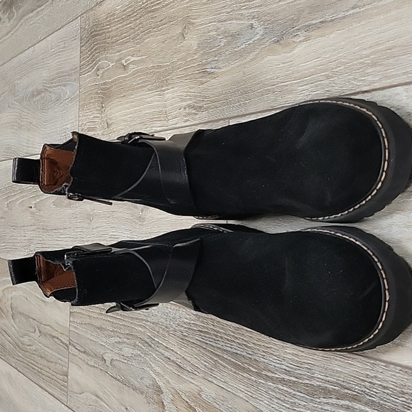 Donald Pliner Size 5 Captain Black Suede Bootie NWOT - Picture 2 of 9